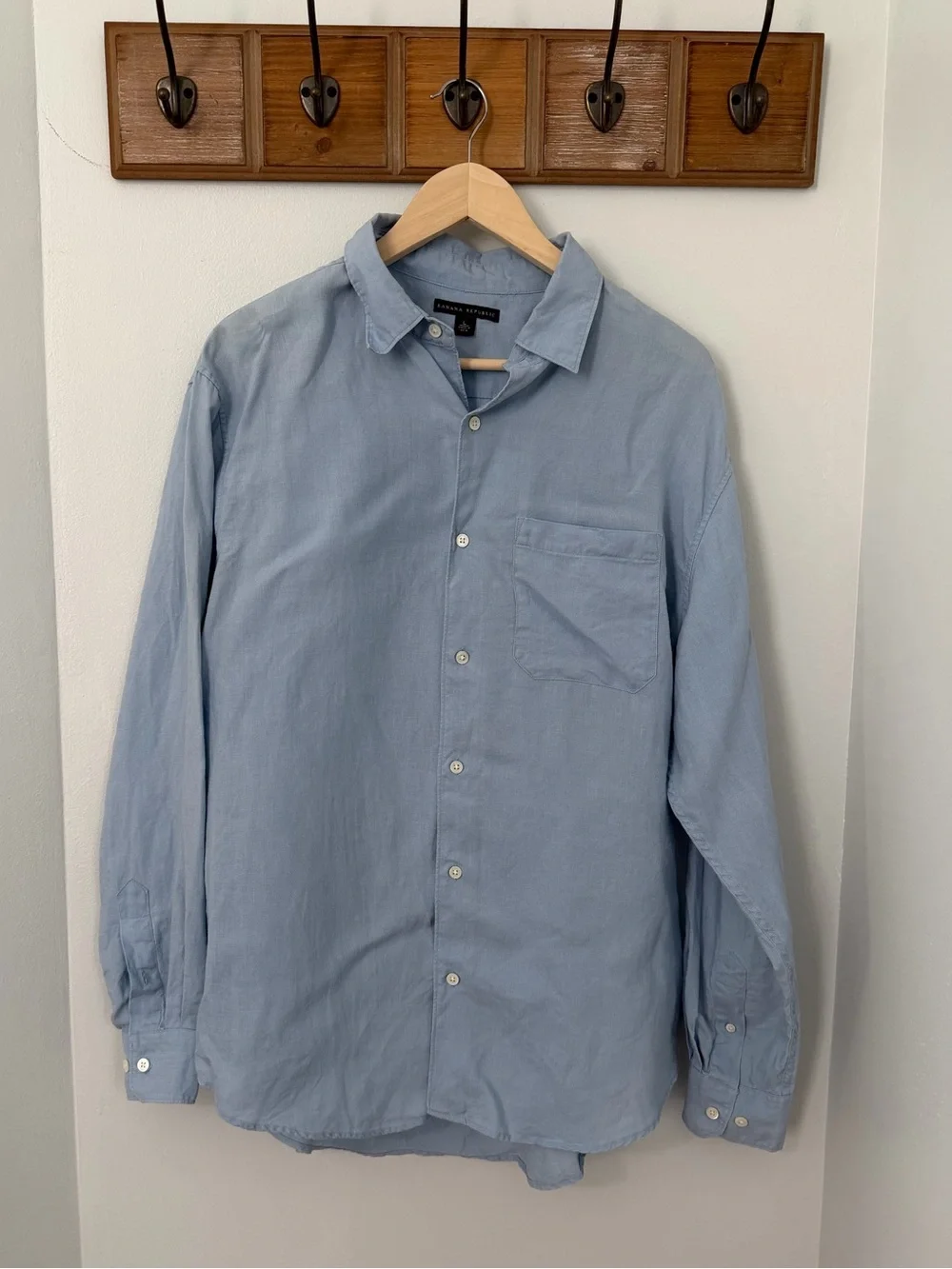 Banana Republic men’s light blue linen button up shirt size L